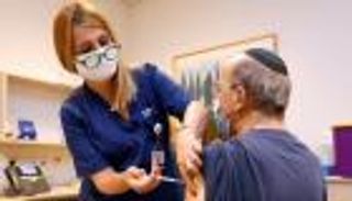 إسرائيل تمنح جرعة رابعة من لقاح كورونا للأطقم الطبية وكبار السن