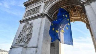 علم الاتحاد الأوروبي على قوس النصر