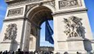 "قوس النصر".. فرنسا ترضخ لليمين المتطرف وتزيل علم أوروبا