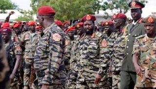 سلفاكير وسط عناصر من قواته بجنوب السودان