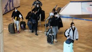 سياح بمطار بن جوريون الدولي- أرشيف