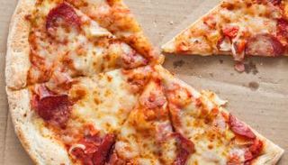 الطالب يسعى للحصول على 10 ملايين دولار كتعويض بعد تناوله البيتزا