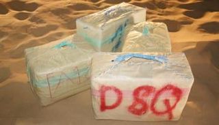 جانب من حزم المخدرات المحجوزة 