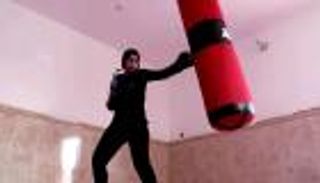 غير مبالية بالتقاليد.. امرأة عراقية تلعب الملاكمة