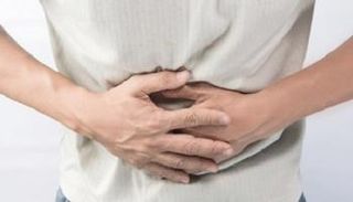 المرض يسبب تقلصات في البطن وارتفاع درجة حرارة الجسم