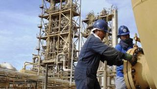 عمال في أحد الحقول النفطية. (أرشيفية)