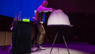 الفنان الإسباني ديفيد فيجا أثناء عرض الفقاعات