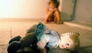 الأب برر جريمته بالشك في نسب الطفلة - أرشيفية