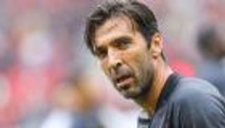 واصل مطاردة الأساطير.. فيروس كورونا يخترق شباك بوفون