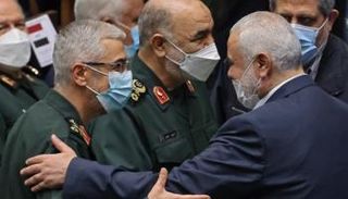 إسماعيل هنية وقادة عسكريين إيرانيين - أ.ف.ب