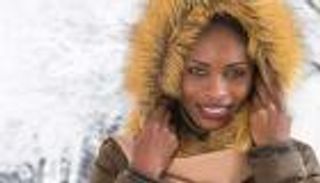 القلنسوة تُفسد تسريحة شعرك.. "الشامبو الجاف" يمنحك الحل