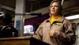 ربان "أبراهام لينكولن".. امرأة تقود لأول مرة حاملة الطائرات الأمريكية