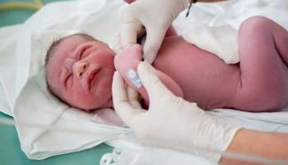 تلعب الهرمونات دوراً كبيراً في سبب رغبة الأطفال في رؤية العالم ليلاً