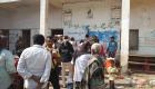 الوطن فوق الإرهاب.. يمنيون يزيلون "شعارات الحوثي" الطائفية بالحديدة