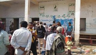 جانب من حملة إزالة شعارات الحوثي الطائفية