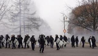 قوات مكافحة الشغب في أحد ميادين ألماتي