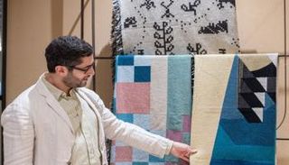 الفلسطيني فيصل الملك مع بعض تصاميمه