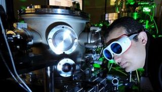 الدكتور محمد ثروت حسن يتابع نتائج إحدى التجارب