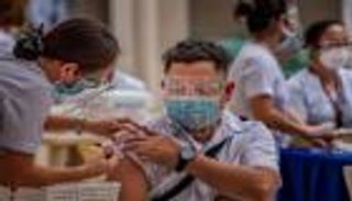 بعد إصابات قياسية.. تهديد باعتقال غير المطعمين ضد كورونا في الفلبين