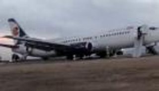 صور.. هبوط غريب لطائرة "بوينج" تابعة لشركة إيرانية في أصفهان