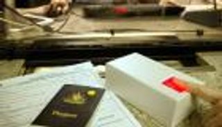 جمارك برتبة محققين.. إيران تستجوب العائدين من أوروبا