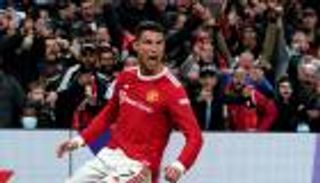 بعمر 47 عاما.. نجم بايرن الأسبق يفند أسباب تفوقه على كريستيانو رونالدو