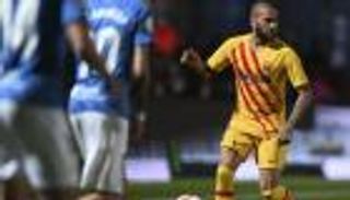 عاد لكتابة التاريخ.. داني ألفيس يسجل رقما قياسيا بقميص برشلونة