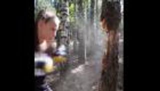 أقوى فتاة في العالم.. كسرت شجرة بقبضتها (فيديو)