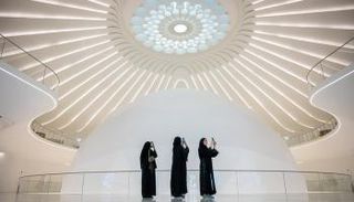 10 أجنحة توثق لحظات إبداعية بـ