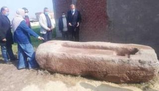 الحجر الأثري بعد إخراجه من الأرض