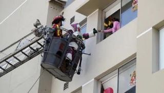 أطفال في البيرو يتلقون هدايا الميلاد عبر رافعة