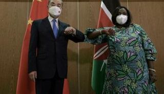 وزير الخارجية الصيني ونظيرته الكينية في مومباسا – أ ف ب