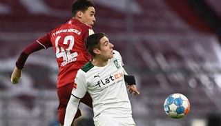 موسيالا لاعب ايرن ميونخ بقميص يحمل اسم زميله توليسو