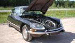 صور.. سيارات طرحت بأغرب أماكن لتخزين الإطار الاحتياطي