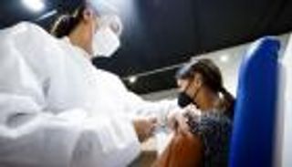 إيطاليا تلزم مواطنيها فوق 50 عاما بالتطعيم ضد كورونا