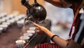 سيدة تصب القهوة في أحد أجنحة إكسبو دبي 