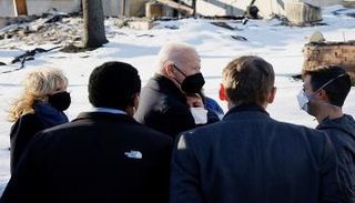 الرئيس الأمريكي جو بايدن خلال زيارته للحرائق