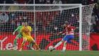 المصائب لا تأتي فرادى.. غرناطة يهدد لاعب برشلونة بالغياب عن الكلاسيكو