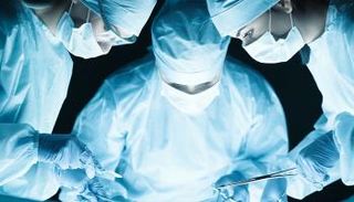 أطباء يجرون جراحة (أرشيفية)