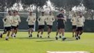 كأس أمم أفريقيا.. غيابان بارزان عن تدريب منتخب الجزائر الأول بالكاميرون