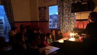 ظلام في أحد منازل لبنان مع قرب غروب الشمس