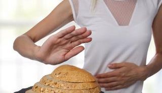 فتاة تعاني من مشكلة حساسية الجلوتين