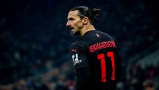 زلاتان إبراهيموفيتش مهاجم ميلان