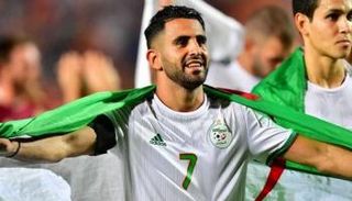 رياض محرز لاعب منتخب الجزائر