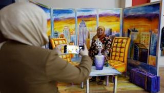 سيدة تلتقط صورة داخل الاستوديو ثلاثي الأبعاد
