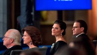 الأميرة فيكتوريا بجانب الملك والملكة