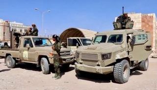 آليات لألوية العمالقة في مقر محافظة شبوة