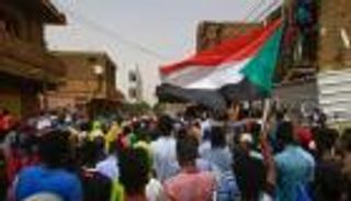 تجمع "المهنيين" بالسودان يرفض المبادرة الأممية ويهاجم "فولكر"