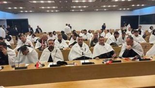 نواب التيار الصدري يرتدون الأكفان بالبرلمان العراقي