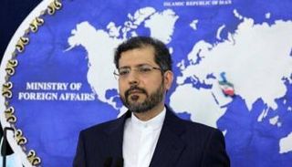 عناصر من الأمن تحيط بمتظاهر خارج برلمان كازاخستان - أ.ف.ب